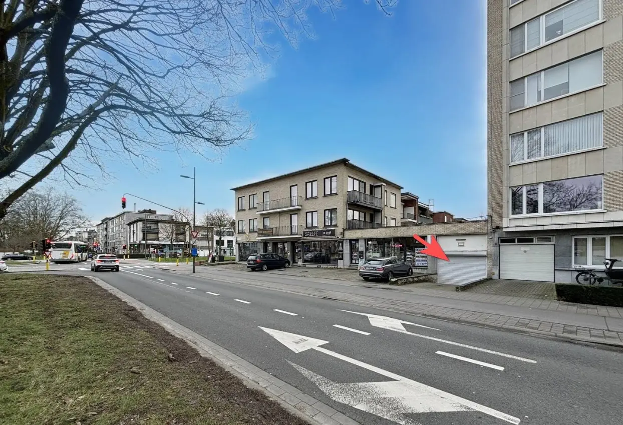 Straatzicht Groenenborgerlaan in Wilrijk met pijl naar de ingang van de ondergrondse garage